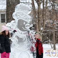 Thumb_snowman_7ft_of_swirly_awesomnes_at_a_winter_festival